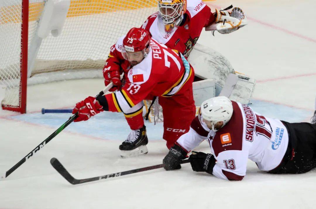 开云中国网站-孟菲斯灰熊加时末段强势反弹，志在葡超名次提升，底气十足，轮换策略成焦点(休斯顿火箭vs孟菲斯灰熊)